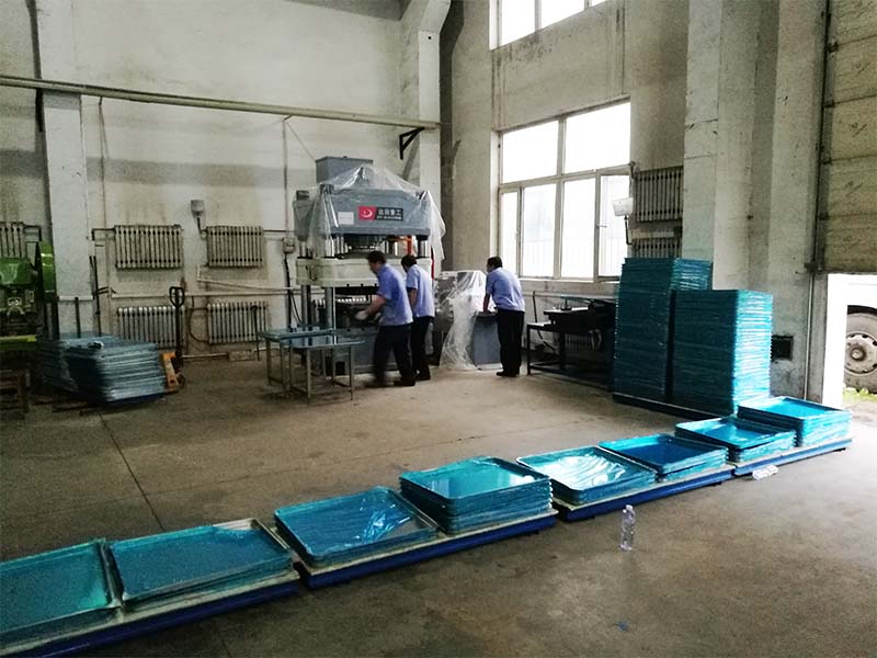 tray manufacturing 800x600.jpg