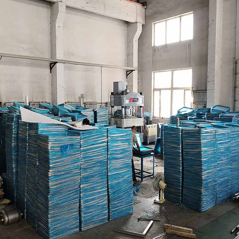 Aluminum trays and stainless steel trays manufacturing in factory