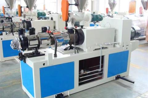 Understanding Plastic Extruders: Functions & Benefits