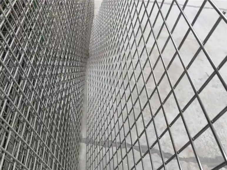 Hot Dipped Galvanized Welded Wire Mesh Fence Panel 2x2 Welded Wire Mesh Sheets Factory OEM Welded Reinforcing Steel Mesh