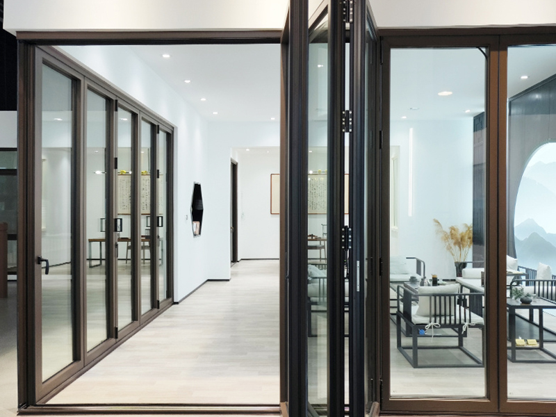 Folding Doors: The Perfect Solution for Builders Seeking Space Efficiency and Modern Aesthetics