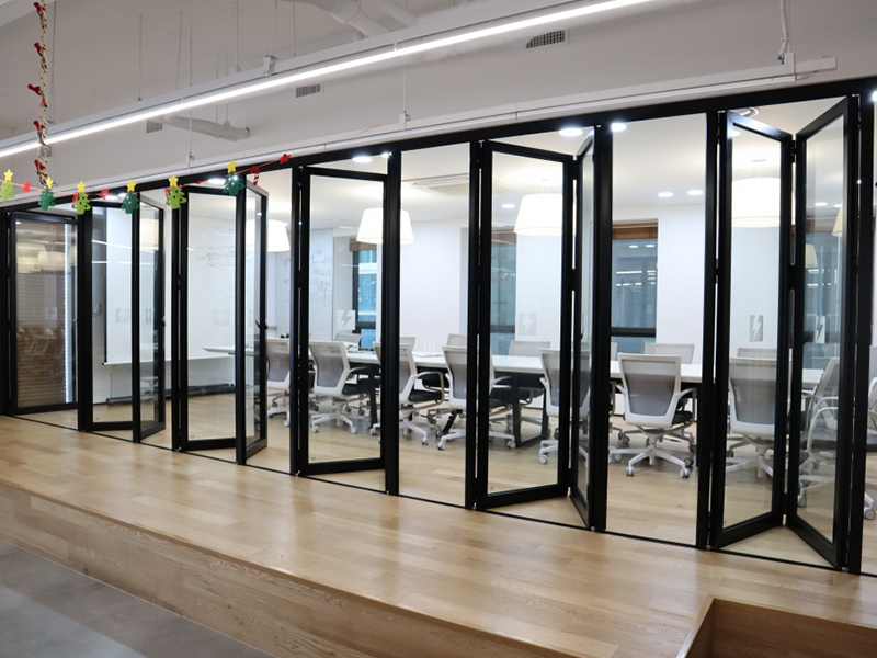 Folding Doors: The Perfect Choice for Builders to Maximize Space and Aesthetic Appeal