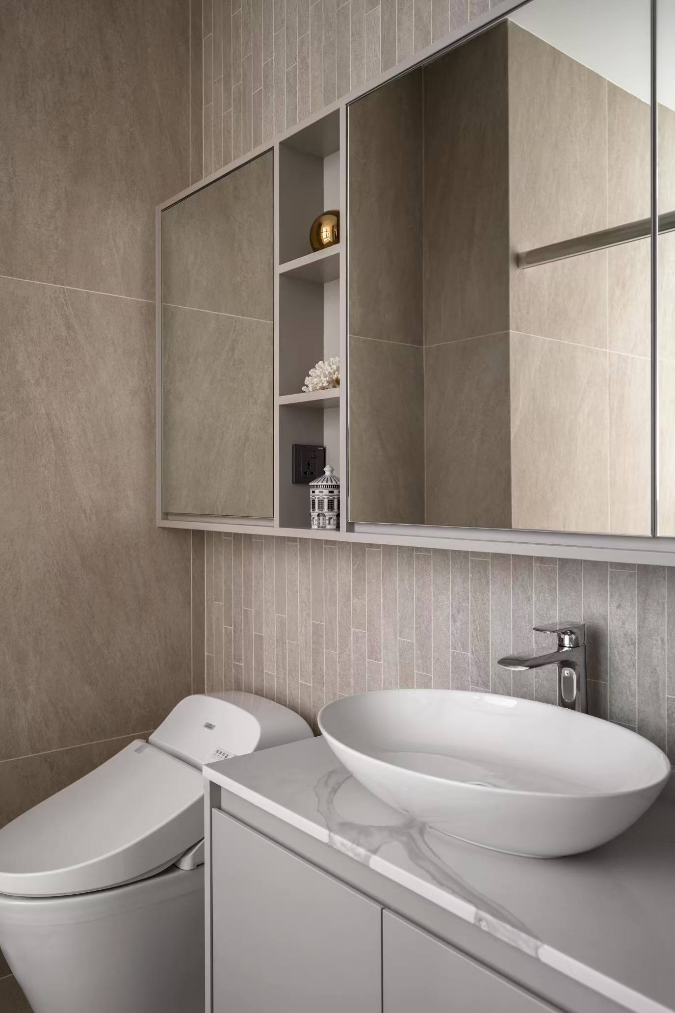 தனிப்பயனாக்கப்பட்ட குளியலறை அலமாரிகள்