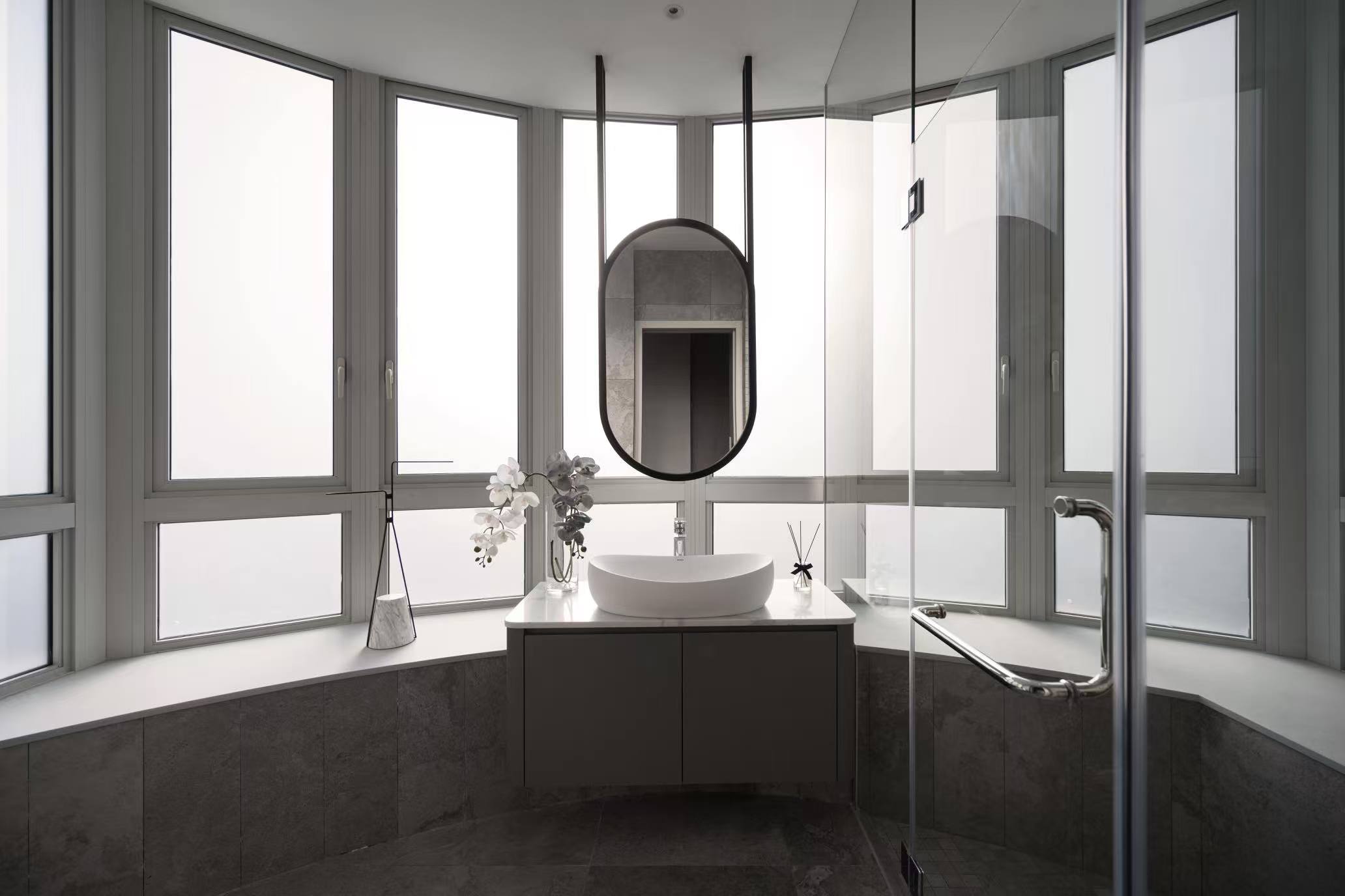 தனிப்பயனாக்கப்பட்ட குளியலறை அலமாரிகள்