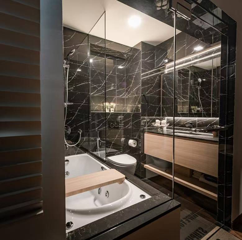 உங்கள் சரியான இடத்திற்கு ஏற்றவாறு தனிப்பயனாக்கப்பட்ட தனிப்பயன் குளியலறை அலமாரிகள்