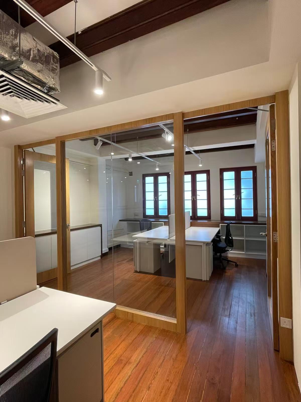 தனிப்பயன் வணிக அலுவலக அலமாரிகள் - தொழில்முறை இடங்களுக்கு ஏற்றவாறு வடிவமைக்கப்பட்ட சேமிப்பு