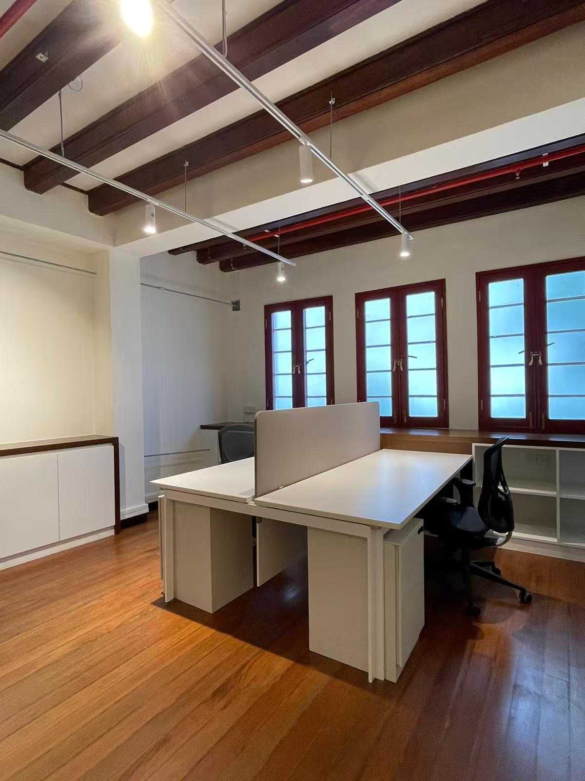 தனிப்பயன் வணிக அலுவலக அலமாரிகள் - தொழில்முறை இடங்களுக்கு ஏற்றவாறு வடிவமைக்கப்பட்ட சேமிப்பு