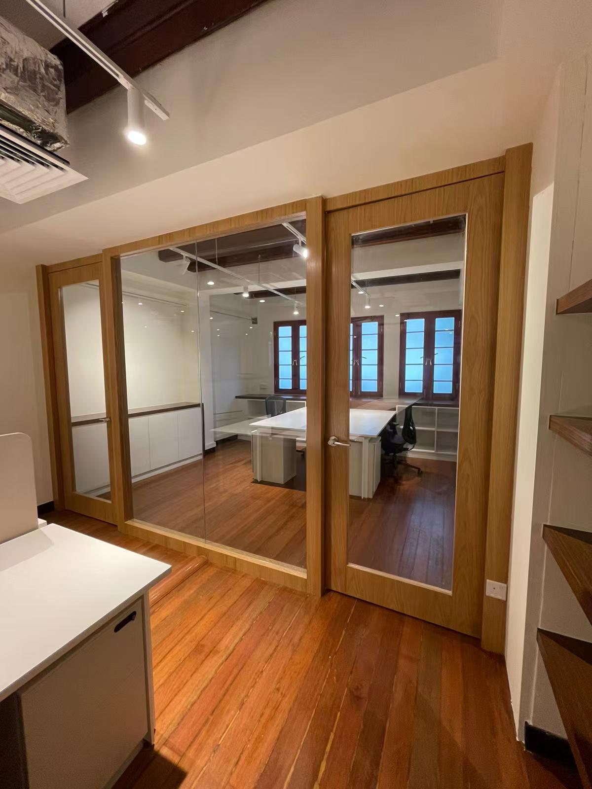 தனிப்பயன் வணிக அலுவலக அலமாரிகள் - தொழில்முறை இடங்களுக்கு ஏற்றவாறு வடிவமைக்கப்பட்ட சேமிப்பு