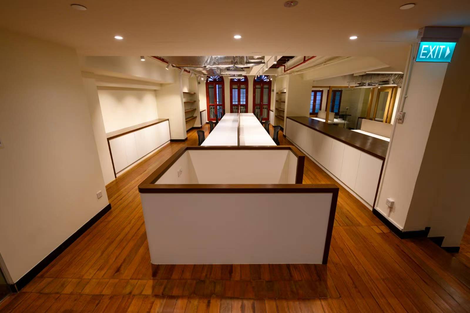 தனிப்பயன் வணிக அலுவலக அலமாரிகள் - தொழில்முறை இடங்களுக்கு ஏற்றவாறு வடிவமைக்கப்பட்ட சேமிப்பு