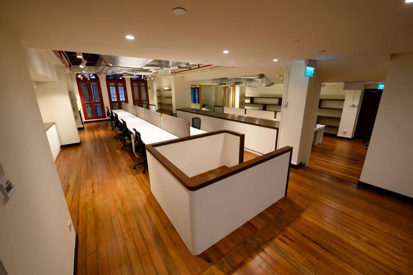 தனிப்பயன் வணிக அலுவலக அலமாரிகள் - தொழில்முறை இடங்களுக்கு ஏற்றவாறு வடிவமைக்கப்பட்ட சேமிப்பு