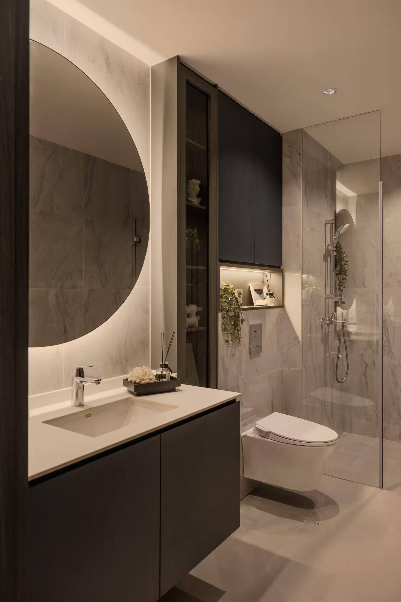 உங்கள் சரியான இடத்திற்கு ஏற்றவாறு தனிப்பயனாக்கப்பட்ட தனிப்பயன் குளியலறை அலமாரிகள்