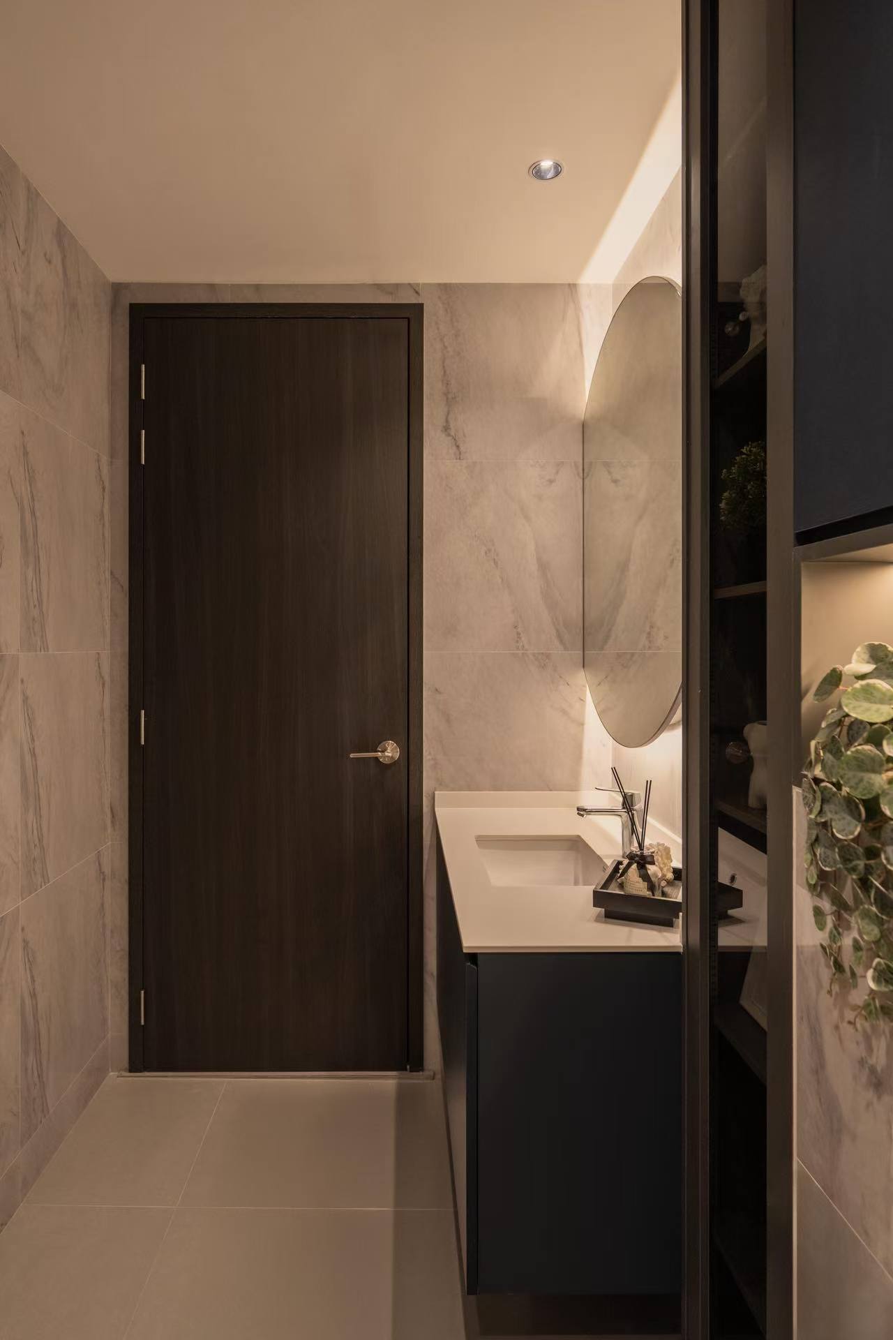 உங்கள் சரியான இடத்திற்கு ஏற்றவாறு தனிப்பயனாக்கப்பட்ட தனிப்பயன் குளியலறை அலமாரிகள்