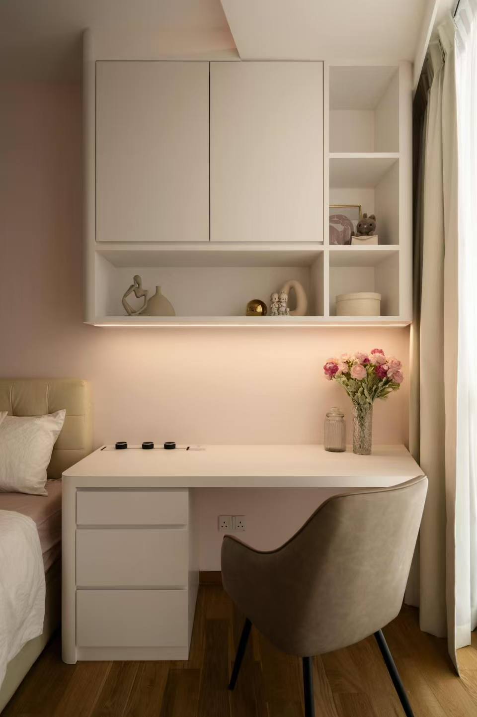 Solid wood custom cabinets for villa master bedroom