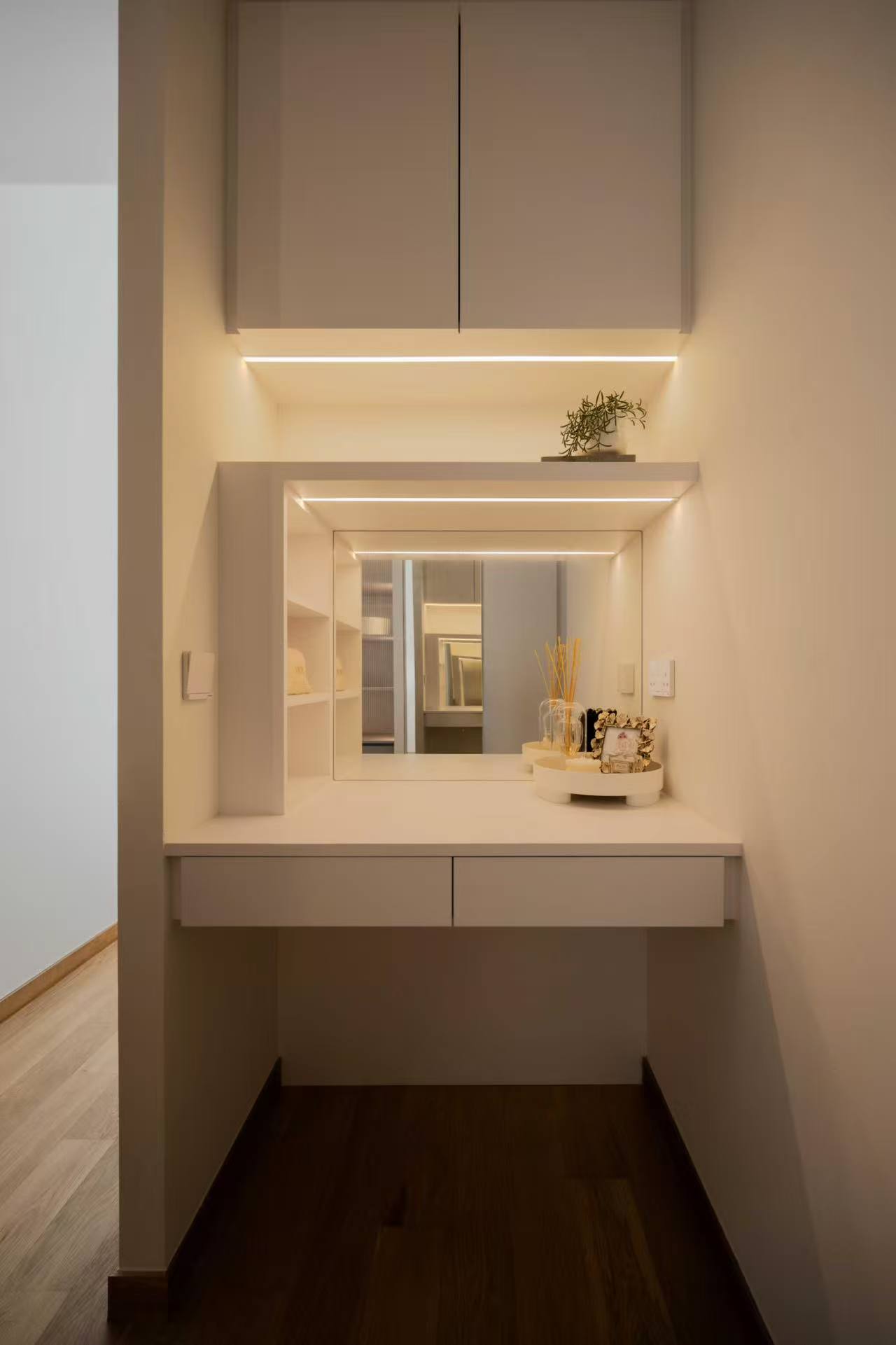 Solid wood custom cabinets for villa master bedroom