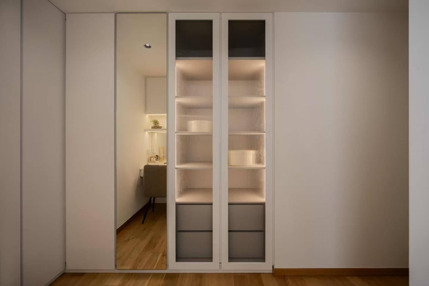 Solid wood custom cabinets for villa master bedroom