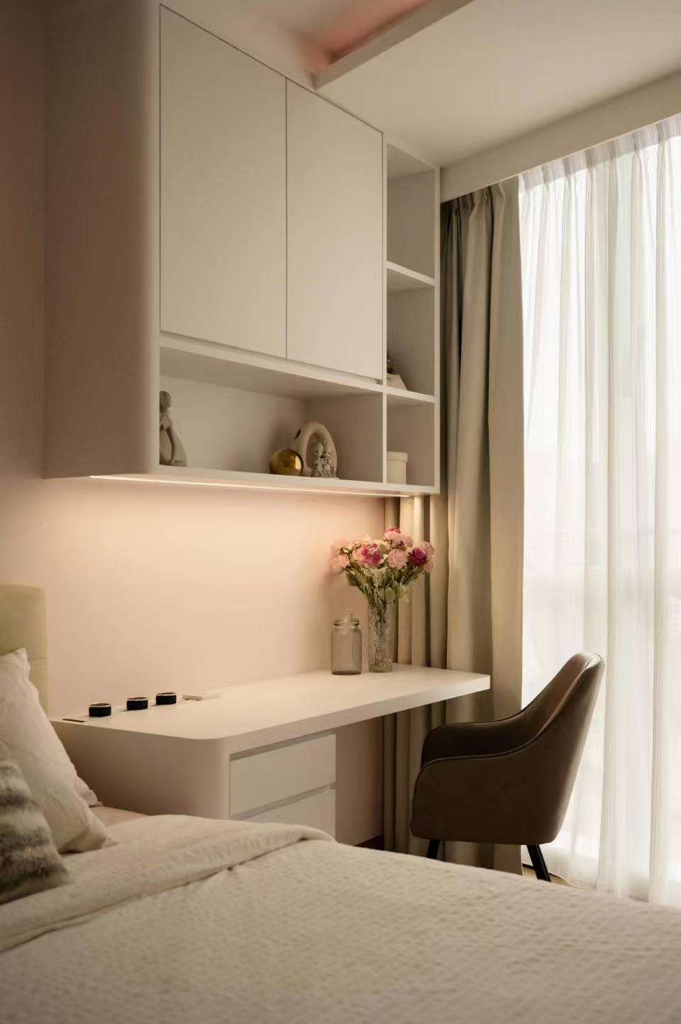 Solid wood custom cabinets for villa master bedroom