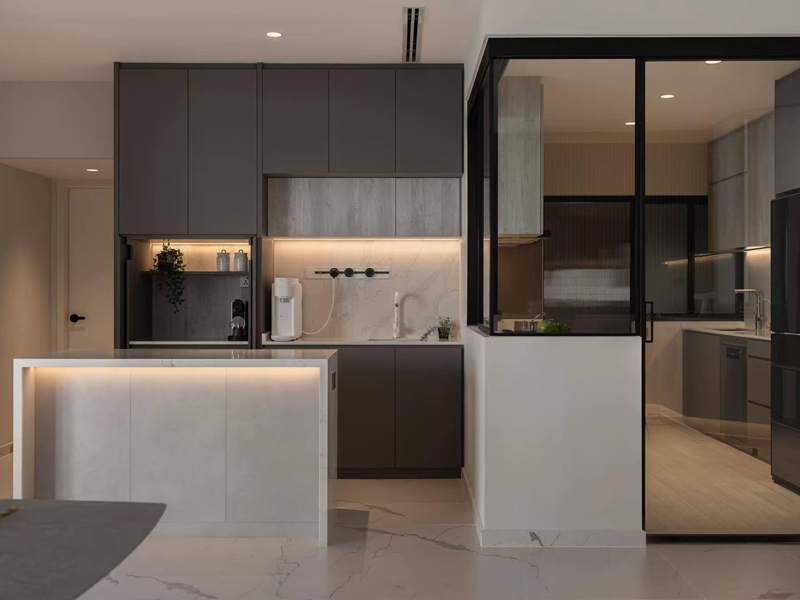 தனிப்பயனாக்கப்பட்ட சமையலறை அலமாரிகள்: உங்கள் கனவு சமையலறையை வடிவமைக்கவும்