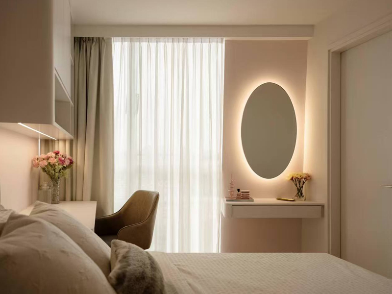 வில்லா மாஸ்டர் படுக்கையறைக்கு திட மரத்தால் ஆன தனிப்பயன் அலமாரிகள்