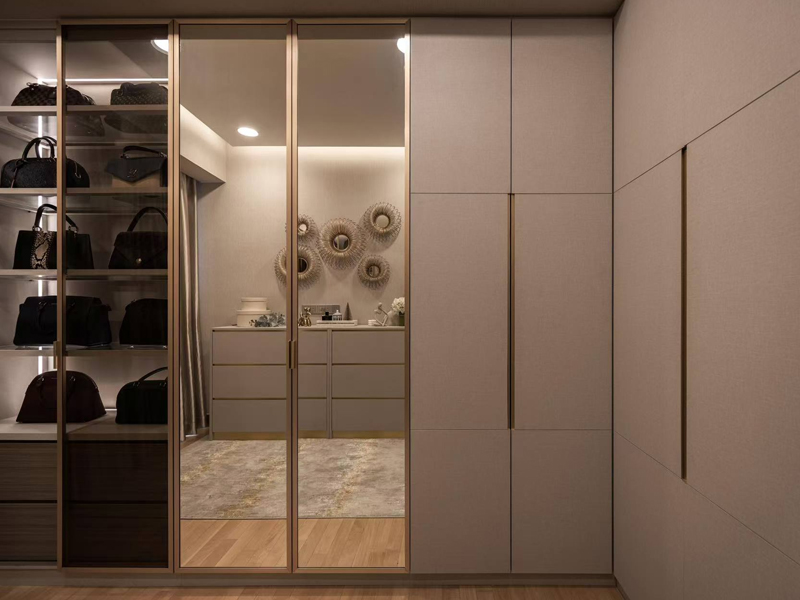 தனிப்பயனாக்கப்பட்ட மாஸ்டர் படுக்கையறை & படுக்கையறை அலமாரி தீர்வுகள்