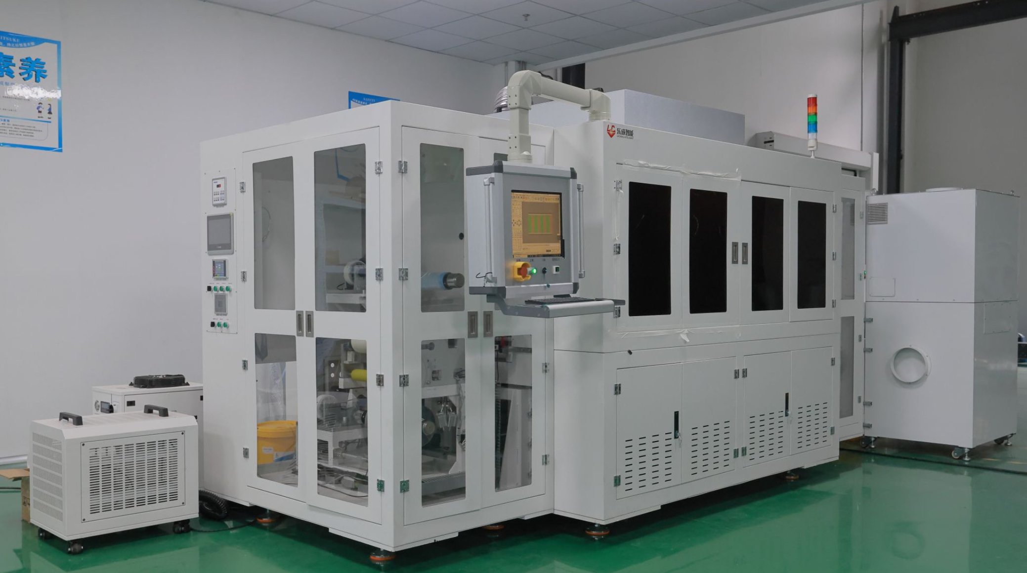 Sistema de corte a laser rolo a rolo (R2R) para células solares flexíveis de película fina