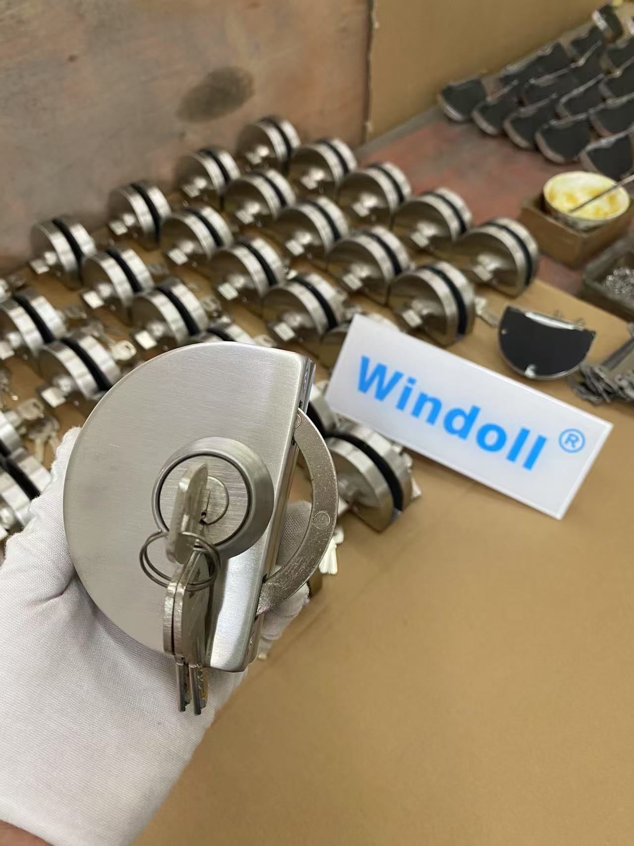 glass door central cylinder lock