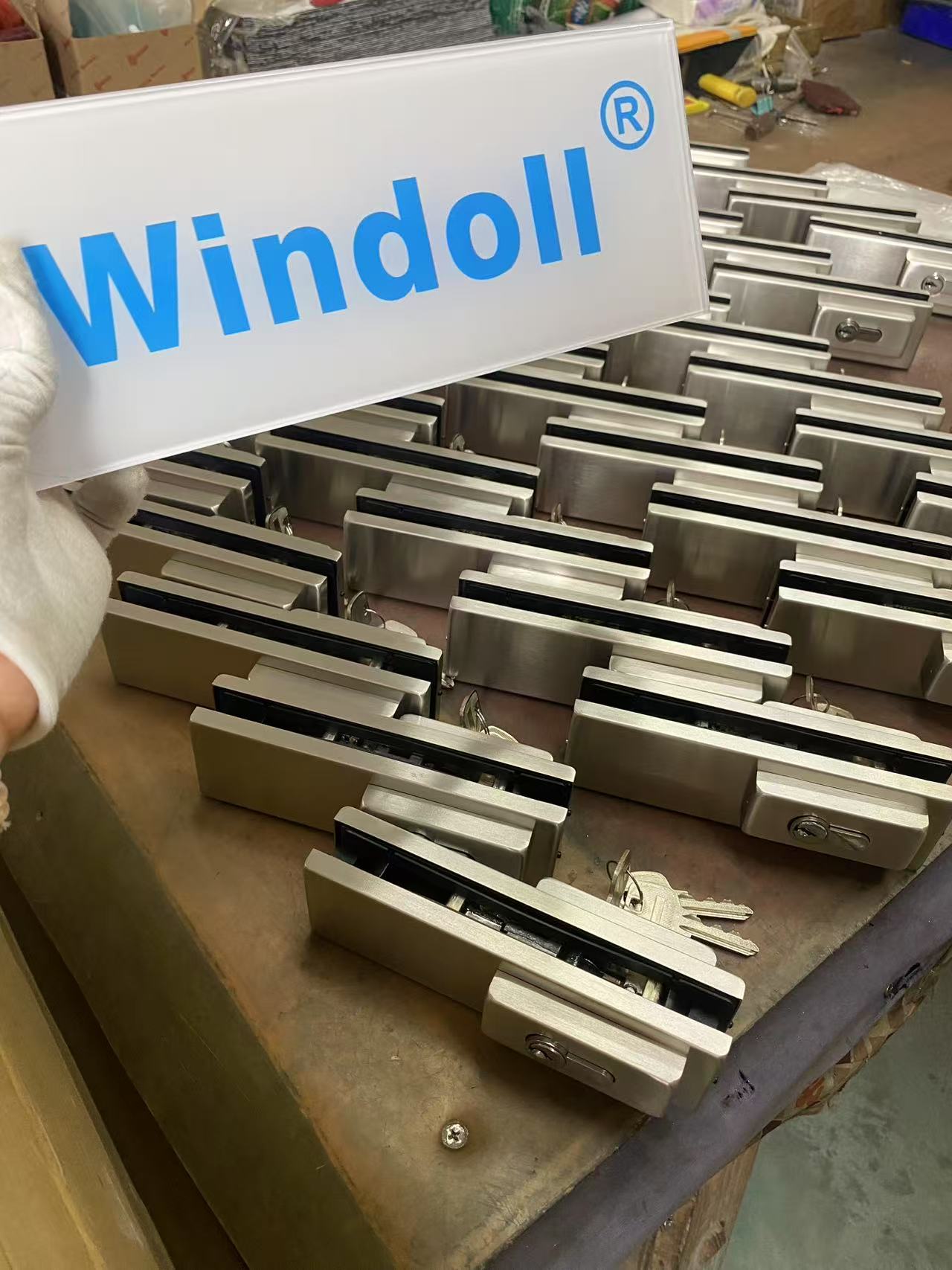 Frameless glass door patch fitting with lock