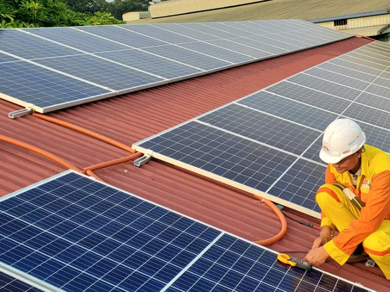 太陽光発電システム用のラックを屋根に取り付けるにはどうすればいいですか?