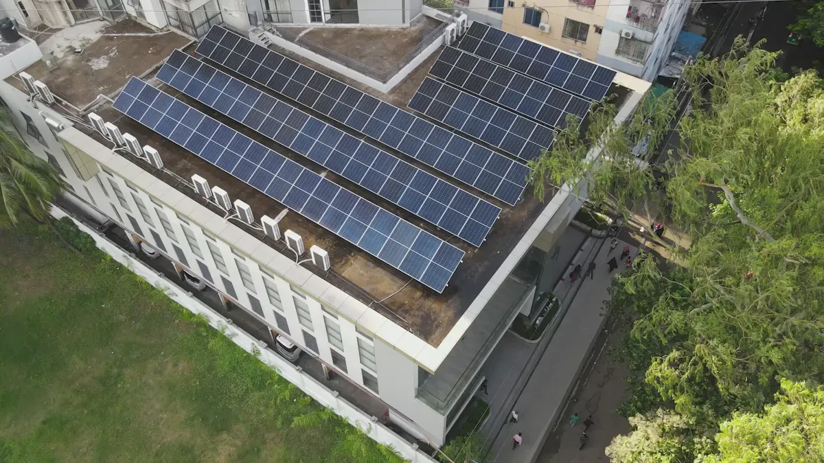 ¿Por qué fallan prematuramente los sistemas de montaje de paneles solares en techos? ¿Cómo resisten los soportes de aleación de aluminio de Angels vientos y nieve extremos durante décadas?