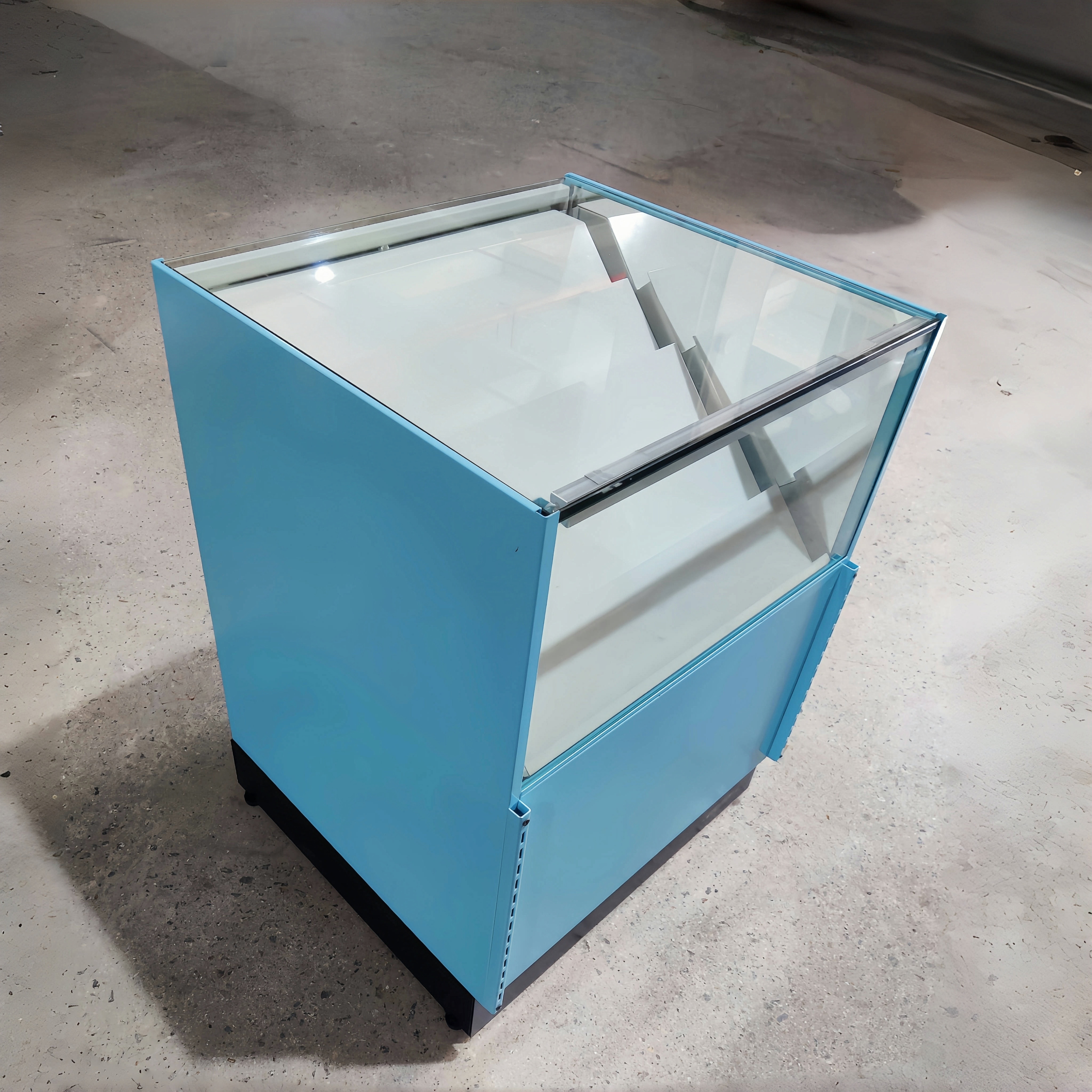 Retail Store Display Counter With Glass Panel