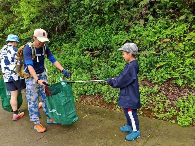 Zhongte Fire Door Team Organizes Mountain Clean-Up Activity