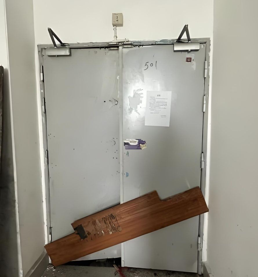 Qual é a penalidade por bloquear uma porta corta-fogo?