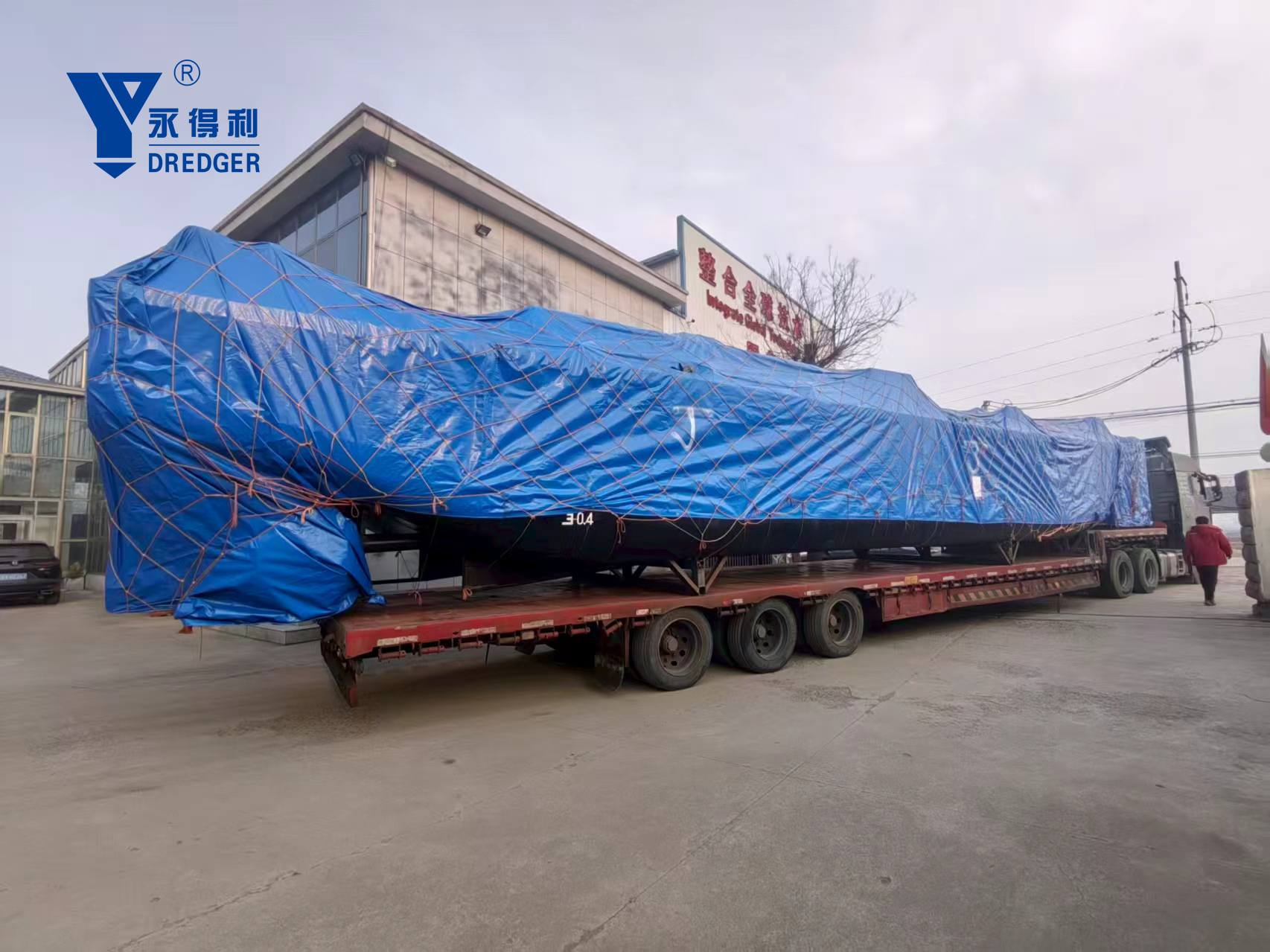 1 set of 2 propellers work boat is transported to the port today
