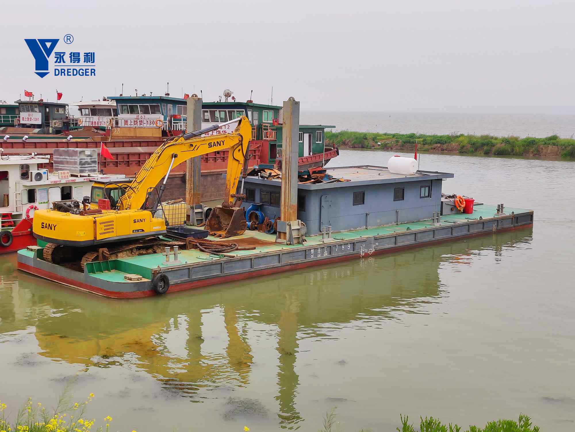 backhoe dredger