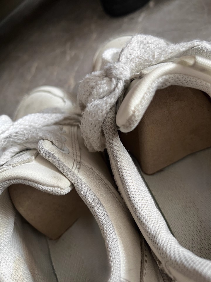Tendiscarpe in carta per proteggere la forma delle scarpe