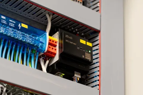 10 maneiras principais pelas quais a fabricação personalizada de chicotes elétricos proporciona economia de custos e melhores resultados