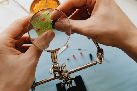 10 maneiras pelas quais a fabricação personalizada de chicotes elétricos aumenta a eficiência e reduz custos