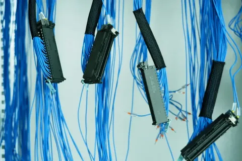 9 op maat gemaakte kabelboomoplossingen die betrouwbaarheid garanderen onder extreme omstandigheden