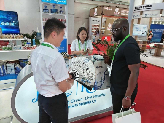 Tianzhong​‍​‌‍​‍‌ Kangyuan Pharmaceutical Group’s attractive folding fan gift caused a stir at the Chain ​‍​‌‍​‍‌Expo