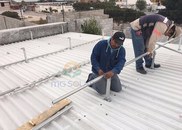 Sistema de montaje en techo con inclinación ajustable MG Solar 175KW ubicado en México