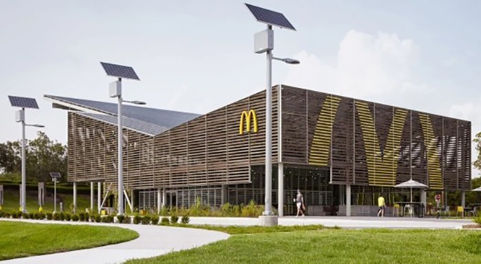 Di McDonald's energi nol-bersih baru ini, tenaga surya di tempat menyediakan 100% daya