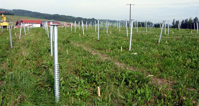 Mucchio di viti per rack da terra solare da 200 MW finito in Canada