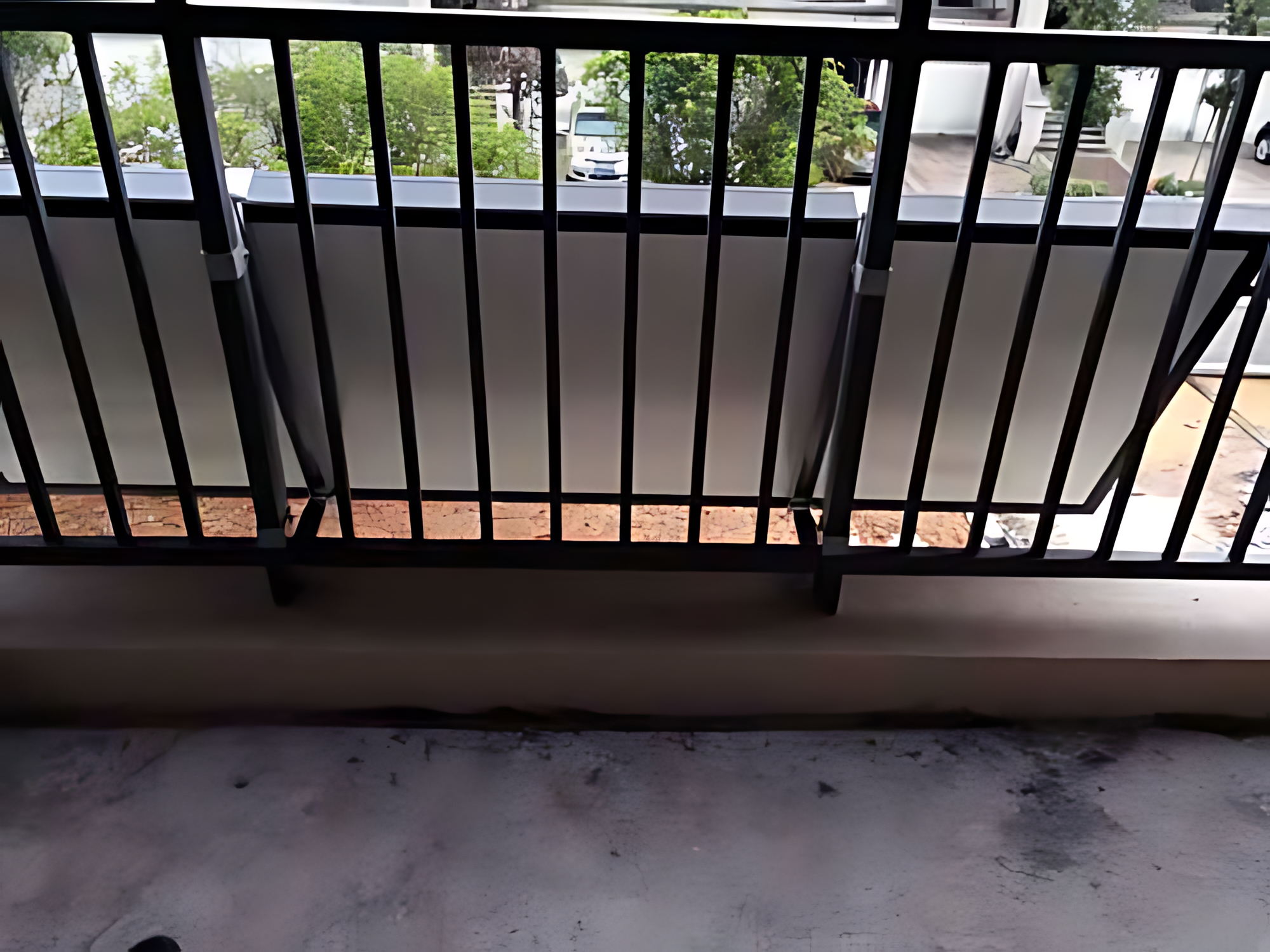 Solar panel balcony mounting structure