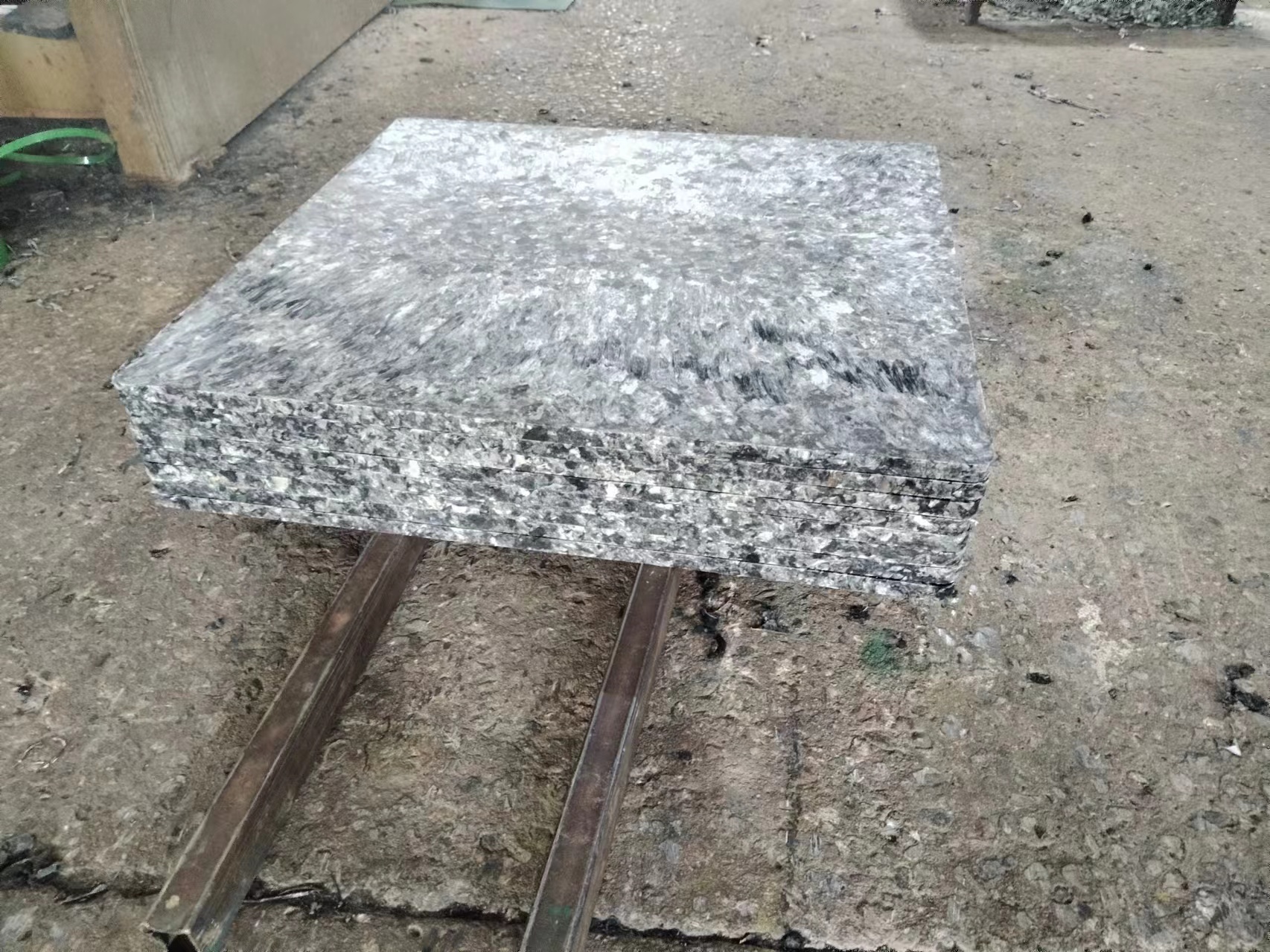 70% White Fiberglass GMT Block Machine Pallet