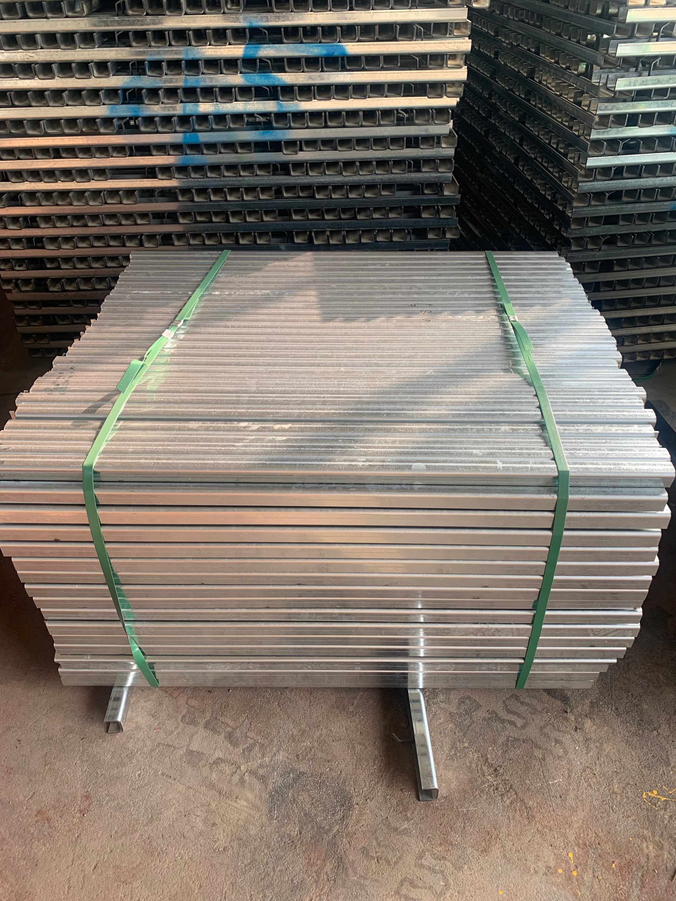 GMT Pallet with Steel Edge for QT8-15 Curbstone Production