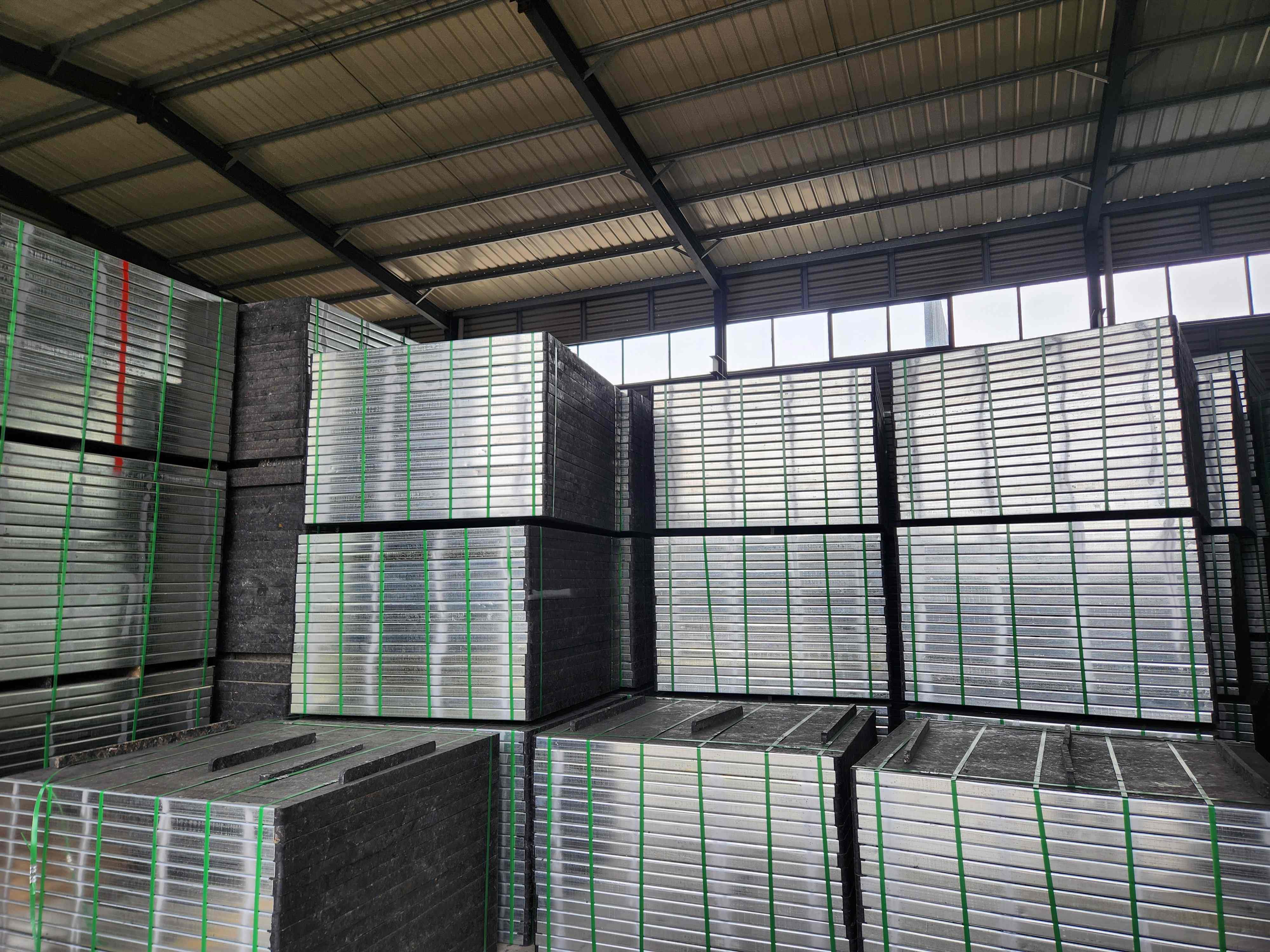 GMT Pallet with Steel Edge for QT8-15 Curbstone Production