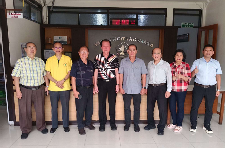 MEMPERAGAKAN MEJA DAN KURSI SEKOLAH KEPADA YAYASAN CITRA CEMARA SEKOLAH 3 BAHASA DI BANDUNG