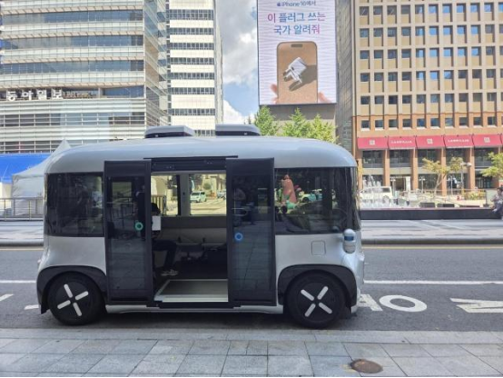 Autonomous bus