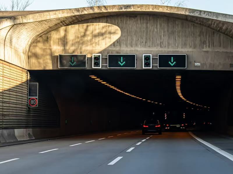 Produk cerdas untuk keselamatan lalu lintas jalan raya