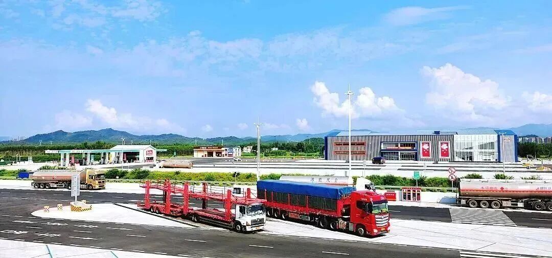 Tám Bộ phối hợp ban hành kế hoạch hành động nhằm đẩy nhanh việc bồi dưỡng các doanh nghiệp vận tải và logistics hàng đầu.