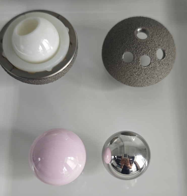 How Do Ceramic Femoral Heads and XLPE Liners Improve Hip Replacement Outcomes?